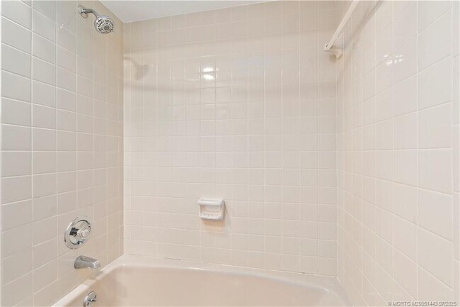 Building Photo - 7 Riverview Dr