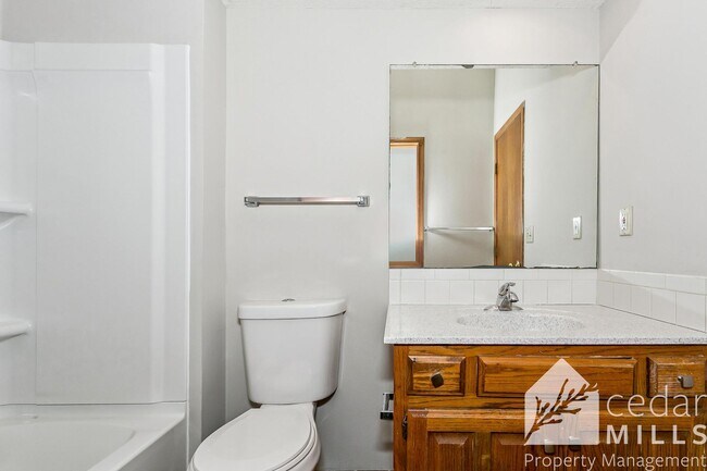 Building Photo - Spacious 3 Bedroom off of North Rock!