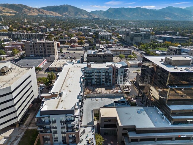 Building Photo - Beautiful Downtown Apartment!