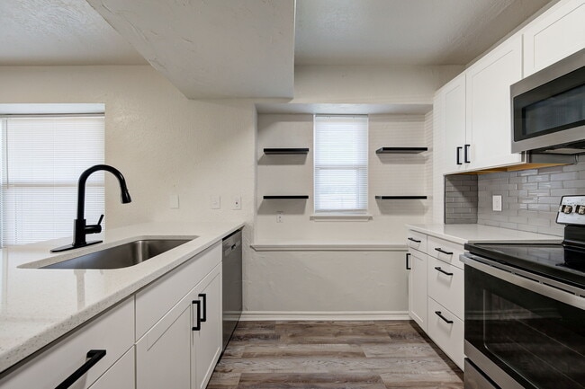 Building Photo - 727 Vicksburg Ave