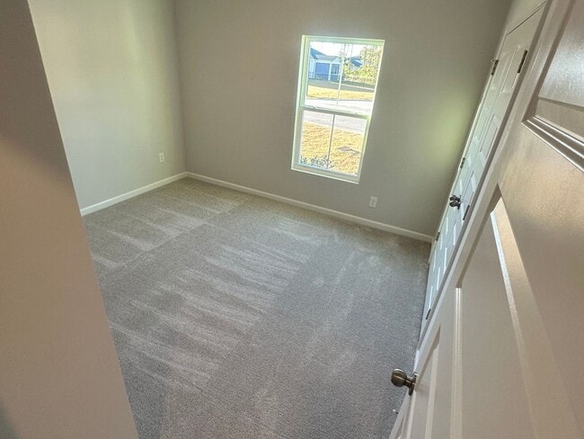 Building Photo - LOCATION, LOCATION, LOCATION! 10 Minutes f...