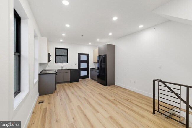 Primary Photo - 2713 W Montgomery Ave