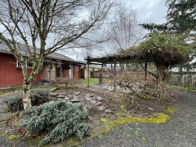 Building Photo - Beautifully Maintained Single-Level 3 Bedroom Home in North Plains Featuring Flexible Living Spac...