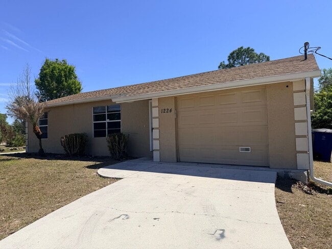 Building Photo - 3 bedroom 2 bath 1 Car Garage Single Family Home