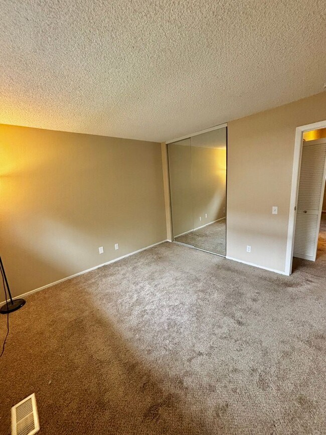 Building Photo - Beautifully Updated 2-Bedroom Townhome in ...
