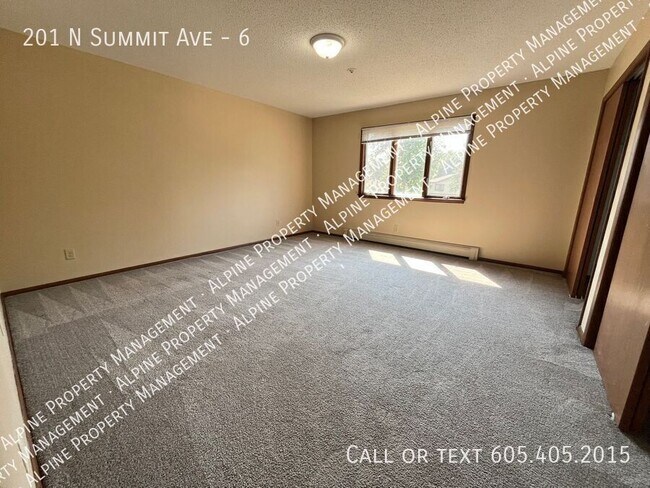Building Photo - 201 N Summit Ave