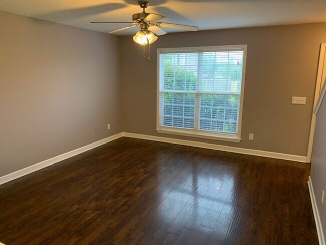 Building Photo - 2244 Dewey Dr