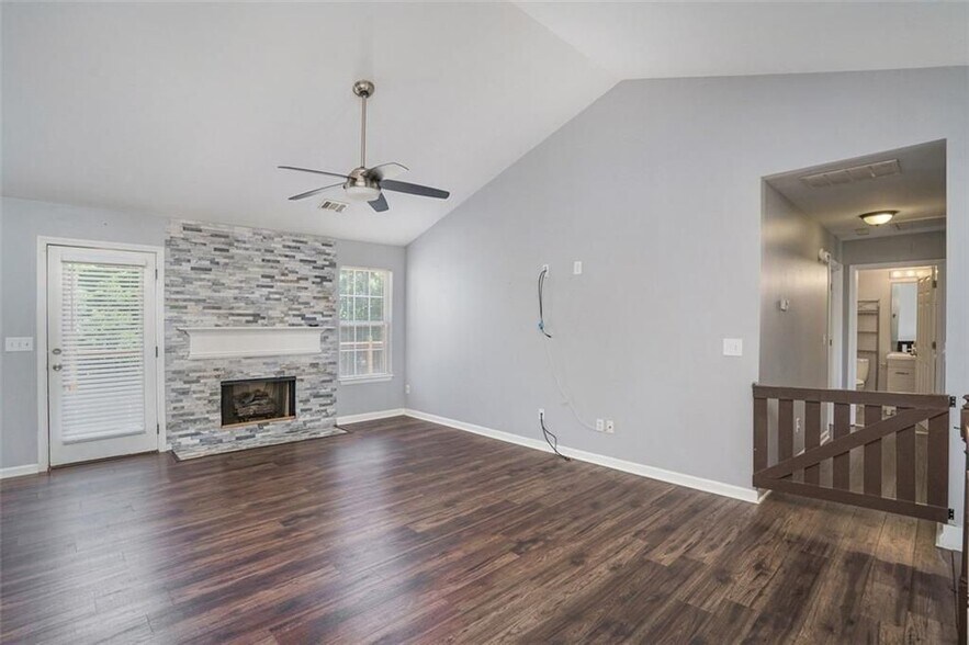 Building Photo - 5060 Meadow Overlook Dr