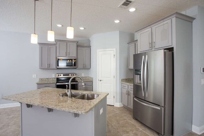 Building Photo - Great location! One block from DeVillier's Square and walking distance to Palafox.