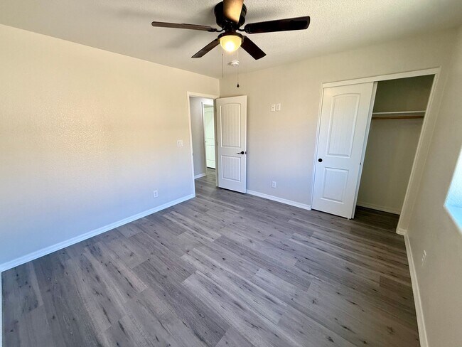 Building Photo - Modern 3 Bed, 2 Bath Home with Open Floor Plan & New Flooring – Fort Mohave- Available Now!