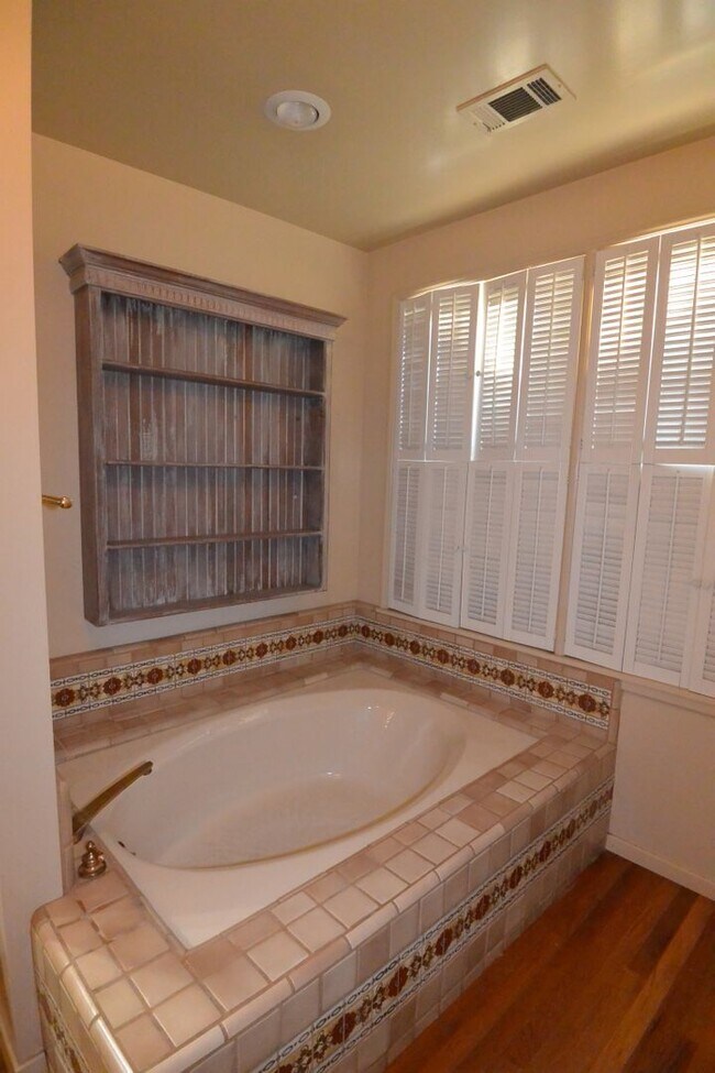 Building Photo - Cute Home in Beverly Glen Area