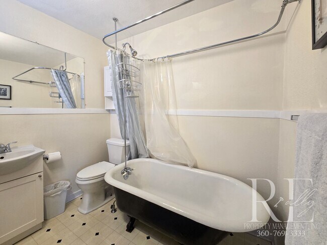 Building Photo - Furnished Top-Floor Duplex in Bremerton | ...