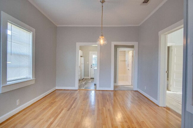 Building Photo - Charming 2-Bedroom Cottage Near Downtown P...