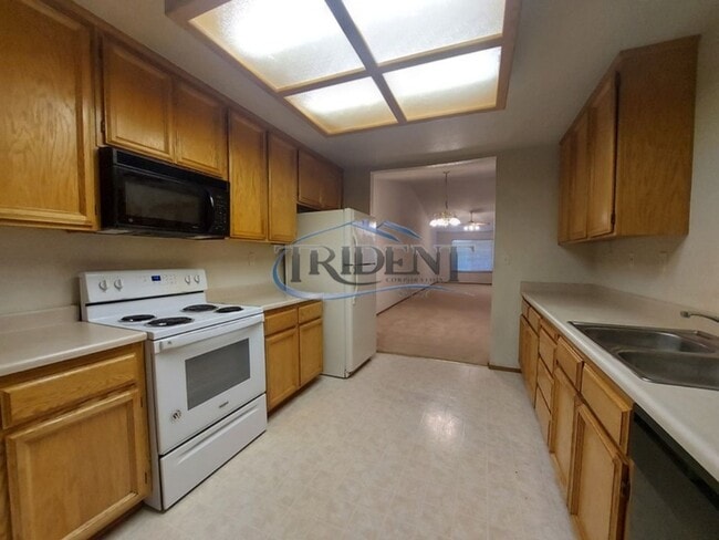 Building Photo - Small pet friendly duplex with front yard landscaping included