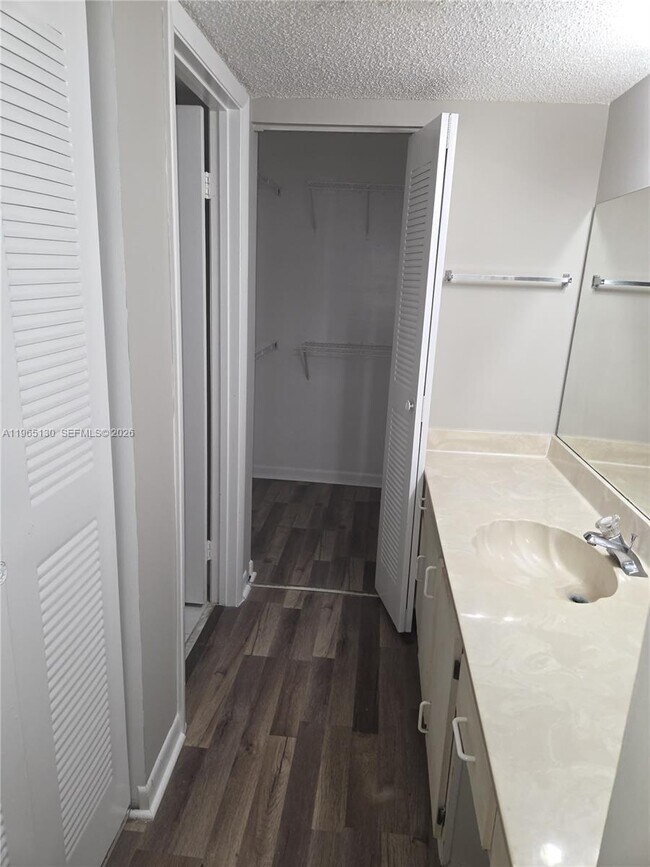 Building Photo - 9755 Westview Dr