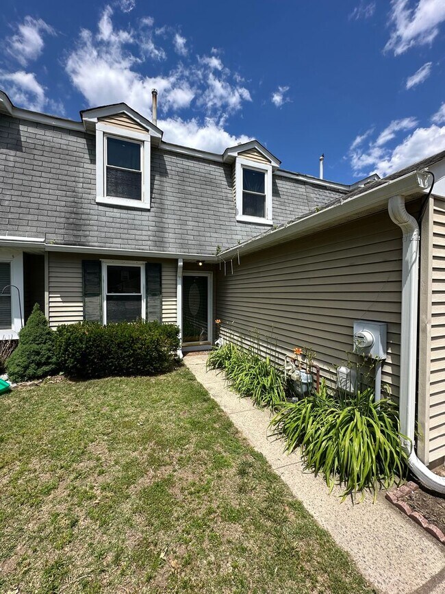 Building Photo - Nice 2 bedroom townhome with a view!