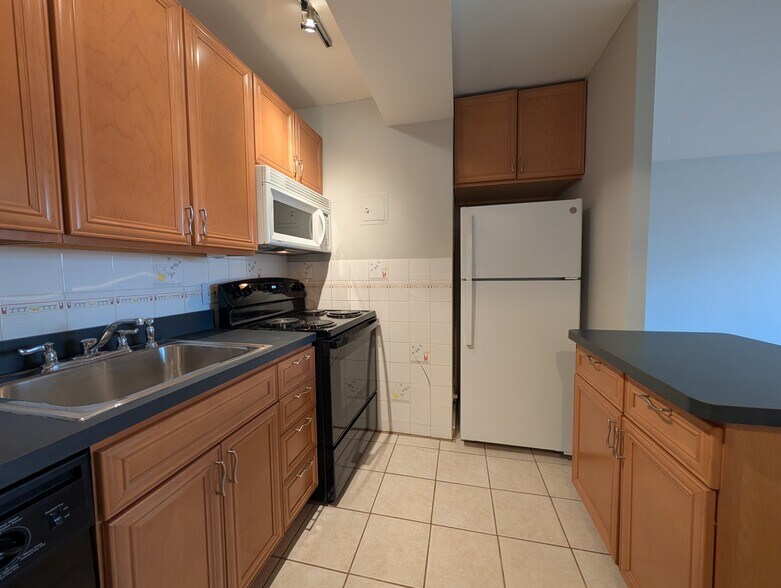 Building Photo - 429 W Wellington Ave