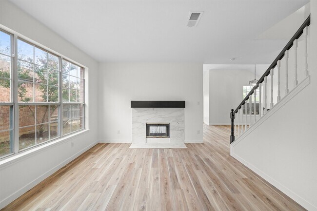 Building Photo - 945 Azalia Dr