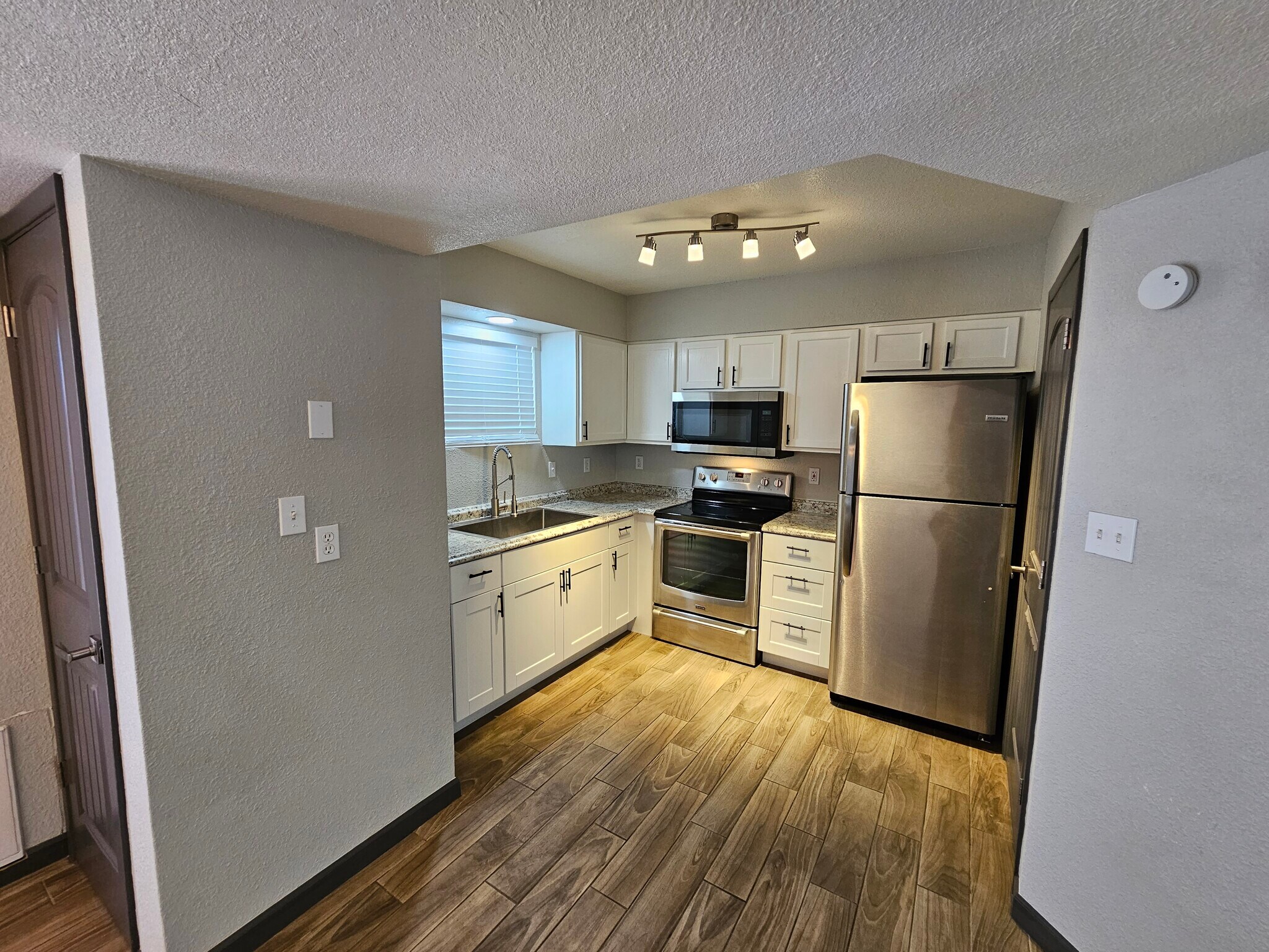 Building Photo - 1766 E Pepper Cir