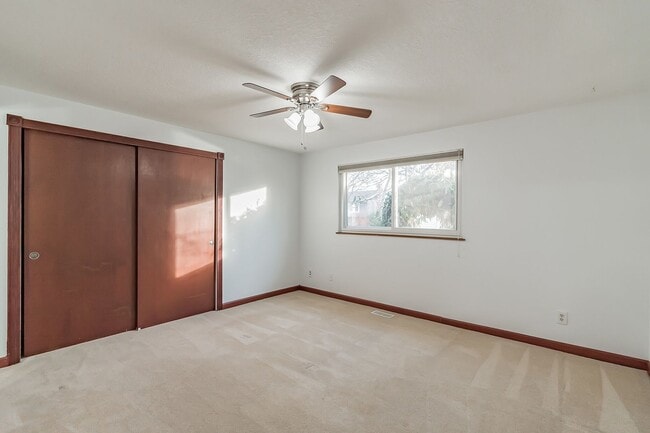 Building Photo - Hyland Hills 5 Bedroom Gem
