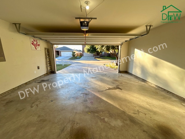 Building Photo - 10009 Iron Ridge Dr