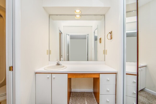 Building Photo - COMING SOON! Cozy 2bd/2ba Townhome Nest in Watersedge