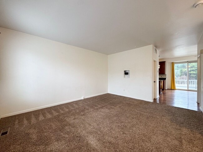 Building Photo - Spacious 2 Primary Beds 1 Den 3.5 Bath Townhome In Vibrant Sycamore Hill