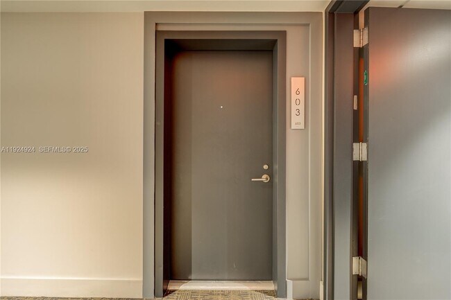 Building Photo - 1600 SW 1st Ave