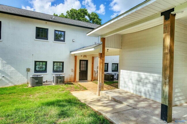 Building Photo - 1122 NE Wellman Ave