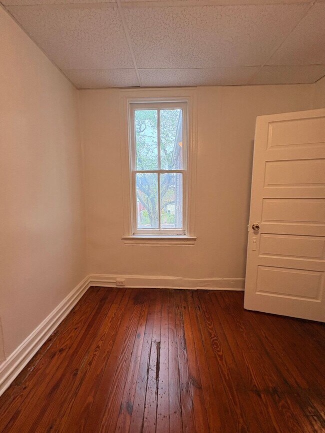 Building Photo - Spacious 3-Bedroom Apartment – West End of York City!