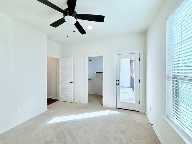 Building Photo - 113 Low River Ln