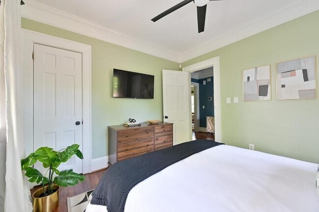 Building Photo - 2076 Ridgedale Rd NE