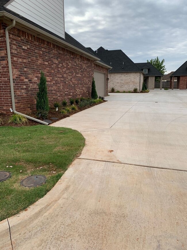 Building Photo - 3 bedroom, 2.5 bathroom, 2 car garage Gated Neighborhood