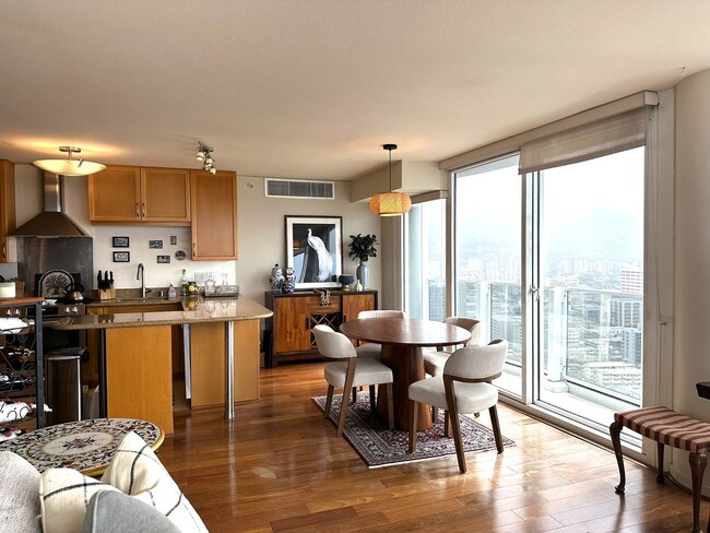 Building Photo - Moana Pacific East Tower 3BR/2BA/2PK