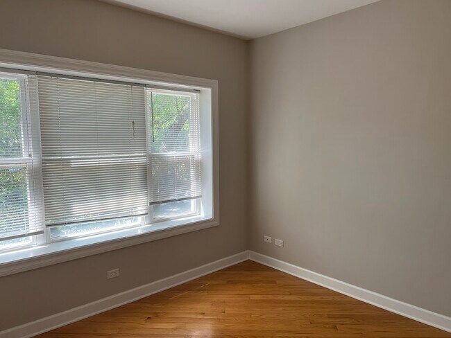 Building Photo - 6507 N Hamilton Ave