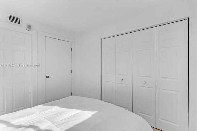 Building Photo - 5880 Collins Ave