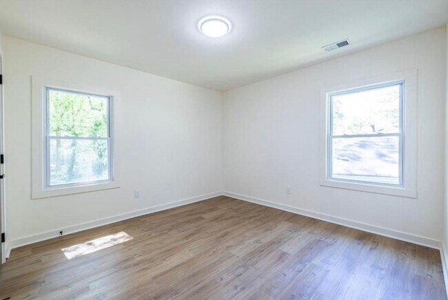 Building Photo - STUNNING RENOVATION! Modern 3BR/2BA Ranch in Sought-After Location!