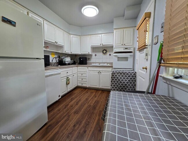 Building Photo - 647 Artwood Dr