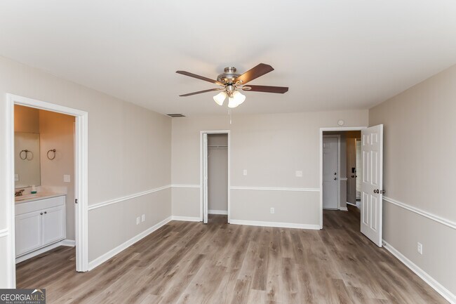 Building Photo - 2528 Country Lake Cir