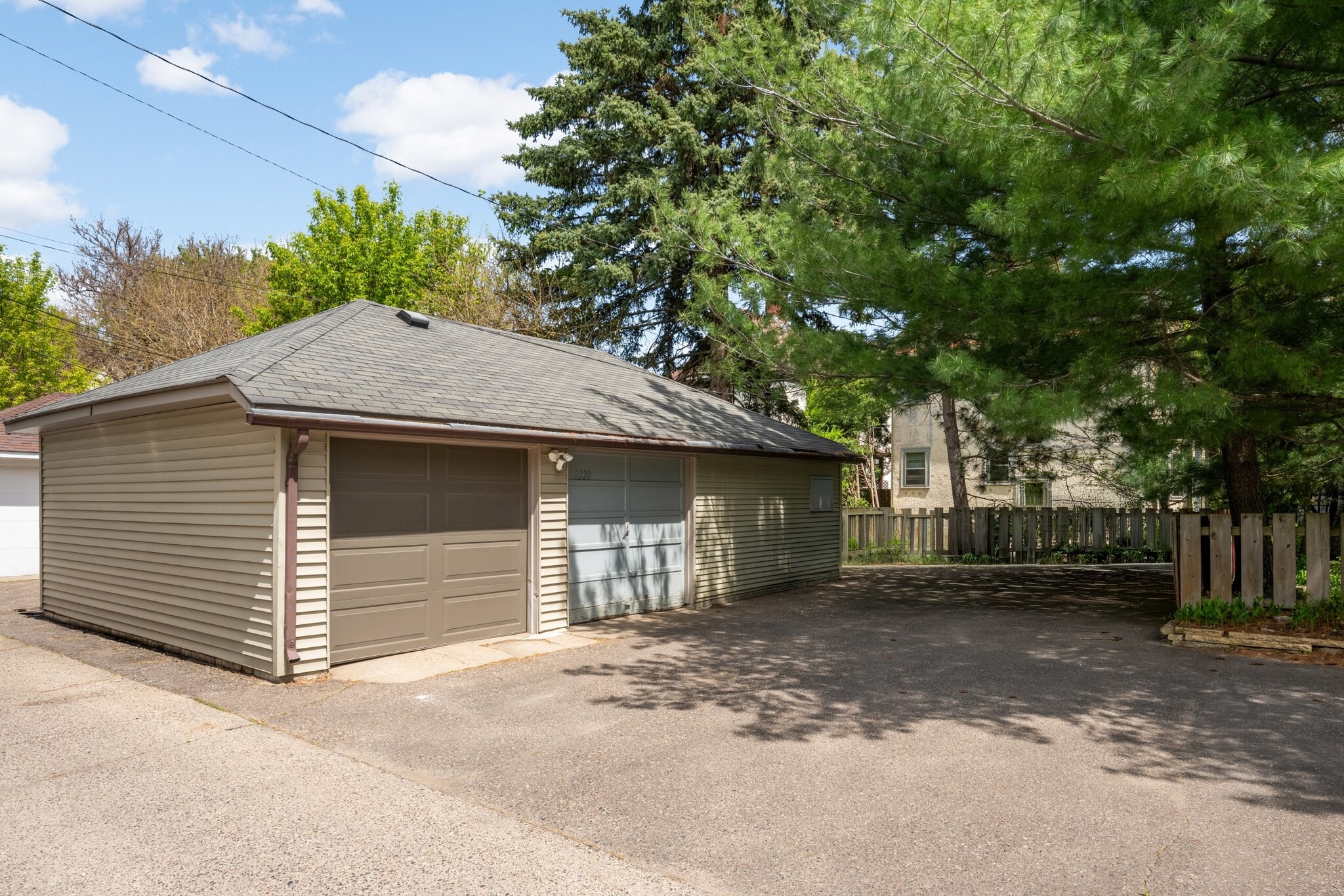 garage - 2220 26th Ave S