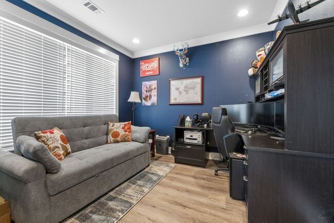 Building Photo - 3 Bedrooms Plus an Office & Sun room