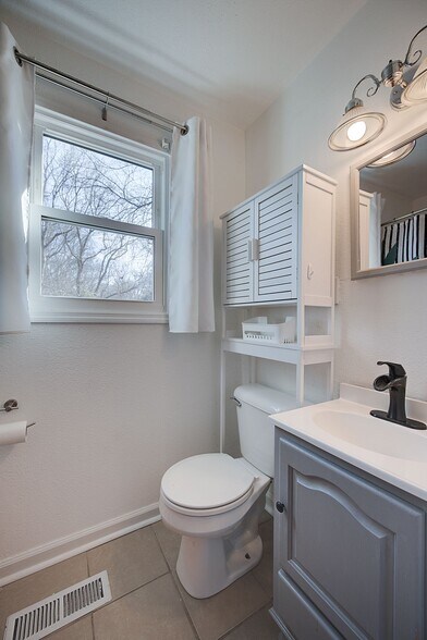 Building Photo - 2204 Sandra Dr