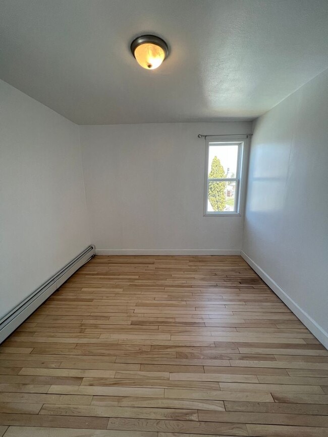 Building Photo - AVAILABLE JUNE - 4 Bed 1.5 Bath Home in Superior