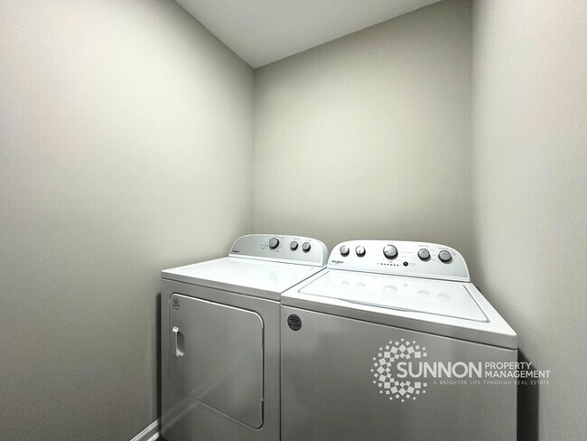 Building Photo - Beautifully Remodeled 3BR/2.5BA Townhome