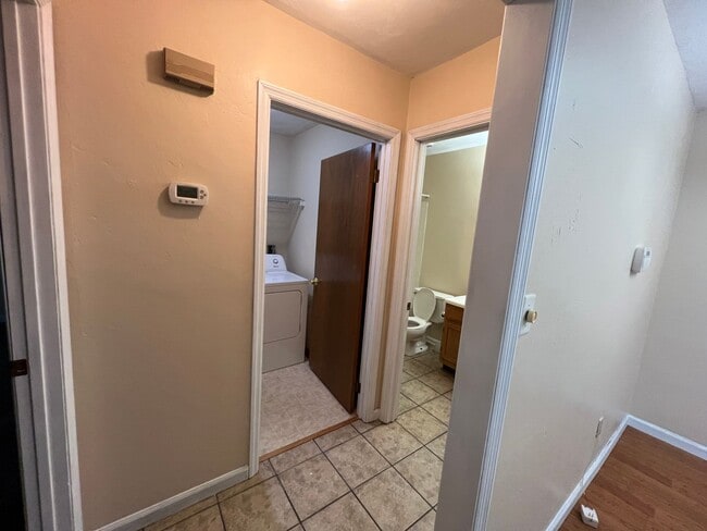 Building Photo - Cute 2 bedroom 2 bathroom townhome close t...
