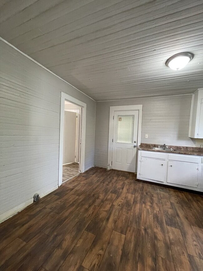 Building Photo - 419 Douglas St