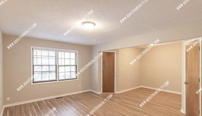 Building Photo - Beautiful and Spacious Townhome in LAWRENCE-Available in MAY!!