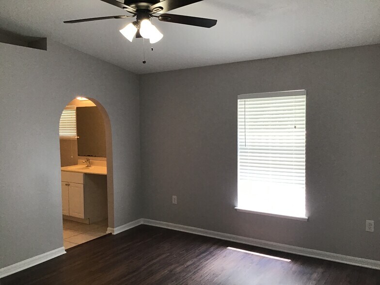 Building Photo - 332 McKay Blvd