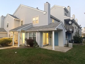 Building Photo - 42 Tanglewood Ct