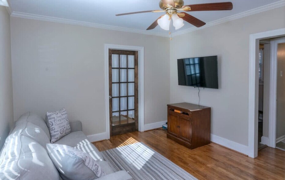 Building Photo - 1416 S Dixon Dr